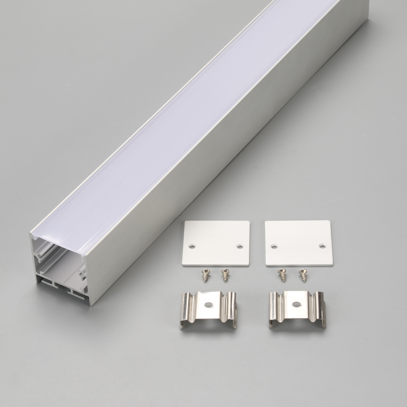 Perfil de aluminio plateado para iluminación de marco de tira LED.