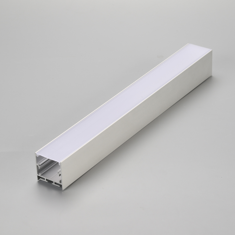 Perfil de aluminio plateado para iluminación de marco de tira LED.